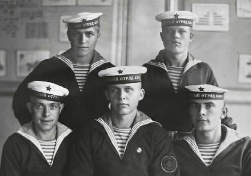 Моряки учебного отряда Балтфлота.