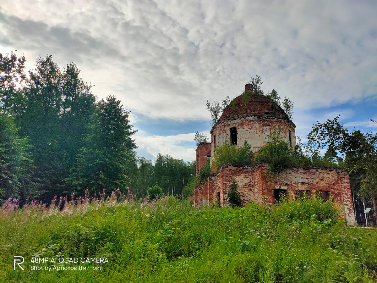 Заброшенный храм в одном из подмосковных лесов. Фото автора
