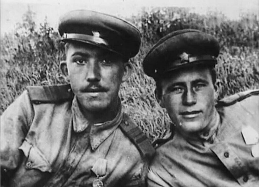 Сержант Юрий Никулин на фронте с товарищем