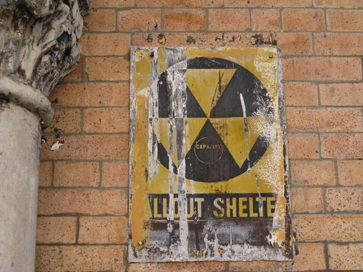 Компания 3M изготовила почти полмиллиона таких табличек