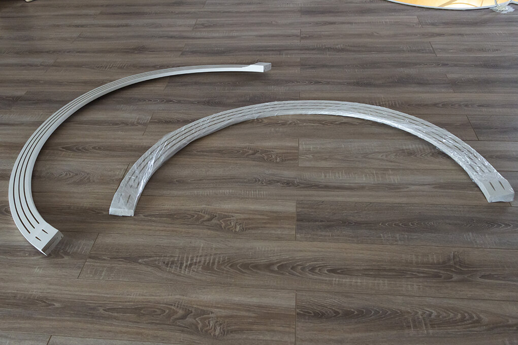 Изогнутые дуги, повторяющие радиус стены