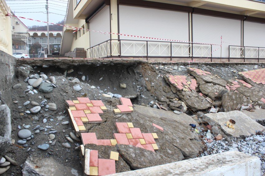 Лоо 2022. Лоо набережная 2022. Шторм в лоо 2021. Набережная лоо после шторма. Обстановка в лоо на сегодняшний день.