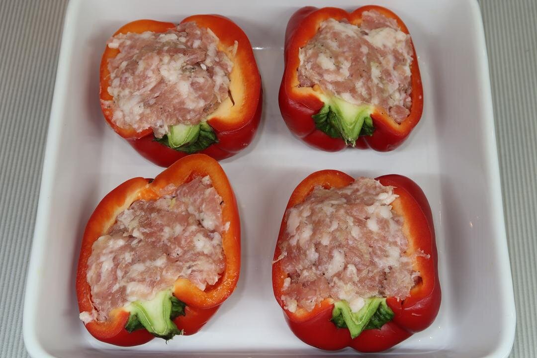 Перец фаршированный мясом и рисом