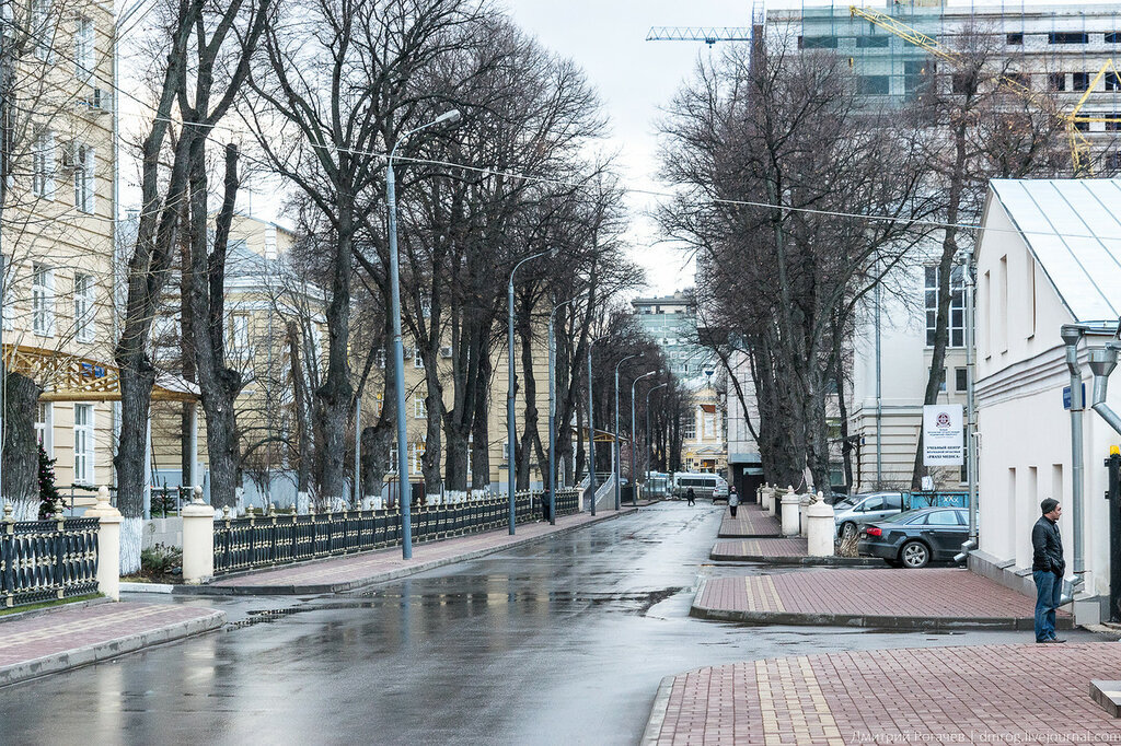 Так я себе представляю декорации Казуса Кукоцкого, но не претендую на истину в последней инстанции. В любом случае, советую прогуляться там до/после/вместо чтения романа. Фото, к сожалению, не мое, так как во время моей учебы там смартфонов еще не было)