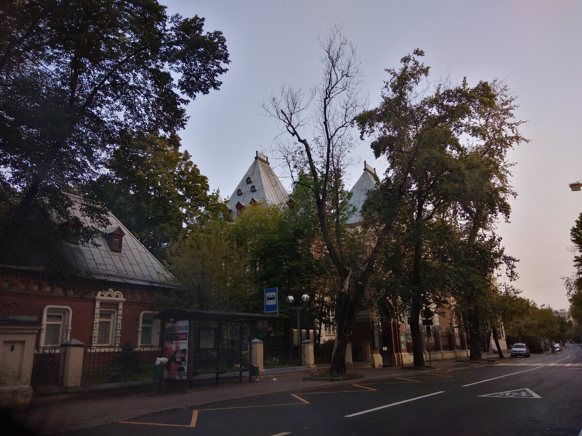 Водить машину, конечно, доставляет удовольствие, но когда очень далеко едешь, то устаёшь. 