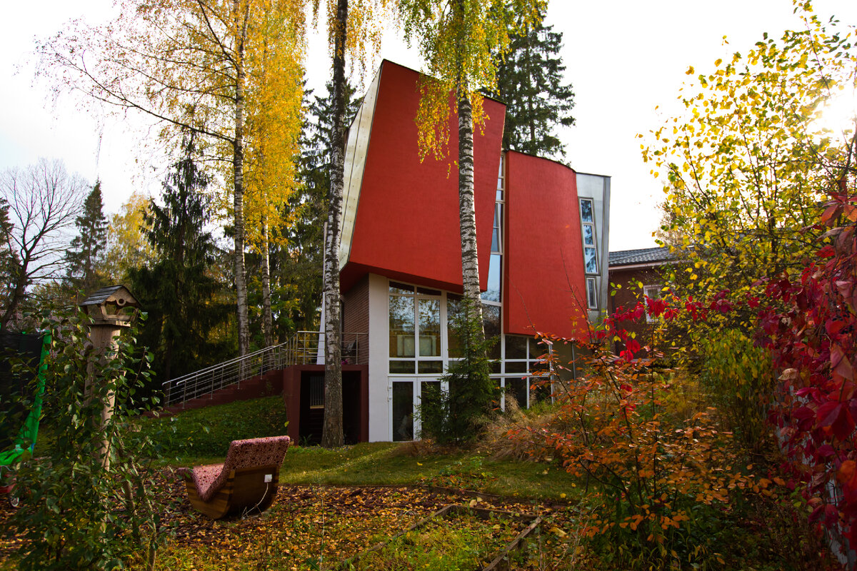 Green Balance (дословно: «зелёный баланс») — этим сочетанием создатели коттеджа хотели подчеркнуть гармонию дома с природой.