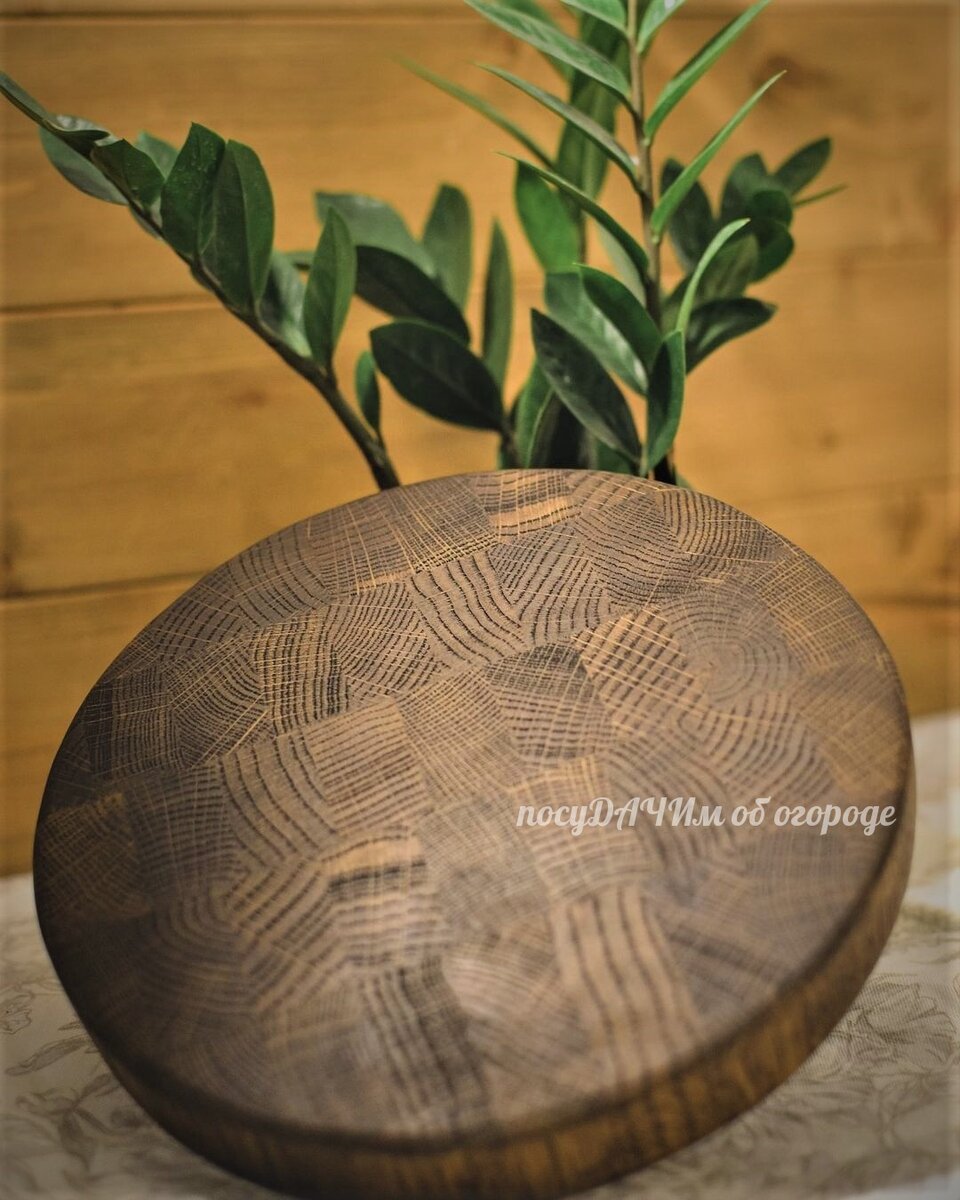 Деревянная доска из дуба, очень тяжелая, но зато безопасная 