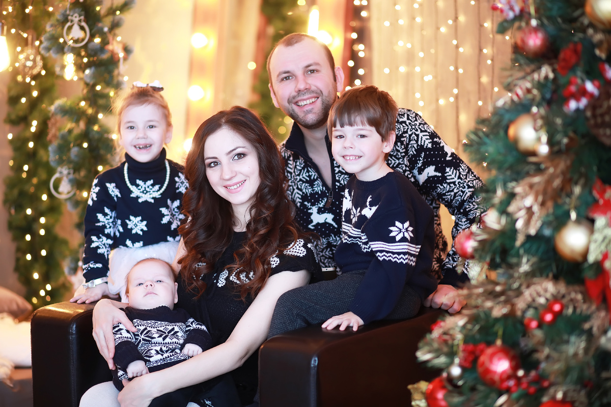 В одинаковых черных свитерах.