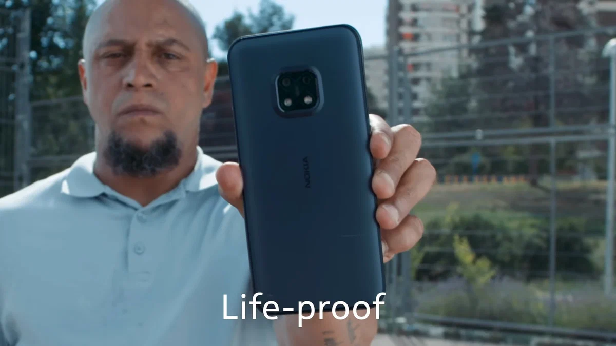 Роберто Карлос представляет один из худших смартфонов года. Фото: YouTube-канал Nokia Mobile