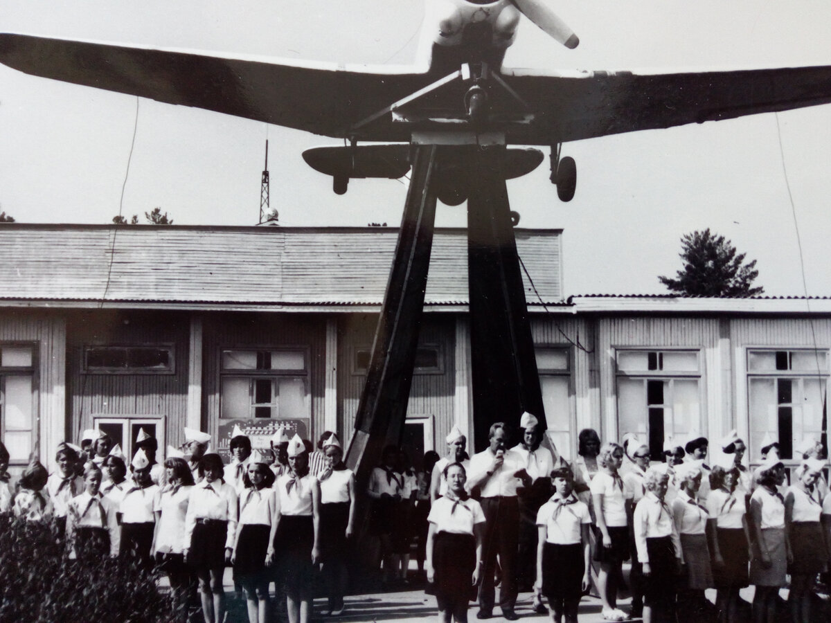 Это линейка и построение вожатых. Я в центре, в белой пилотке. У нас летняя педпрактика после 3 курса. 