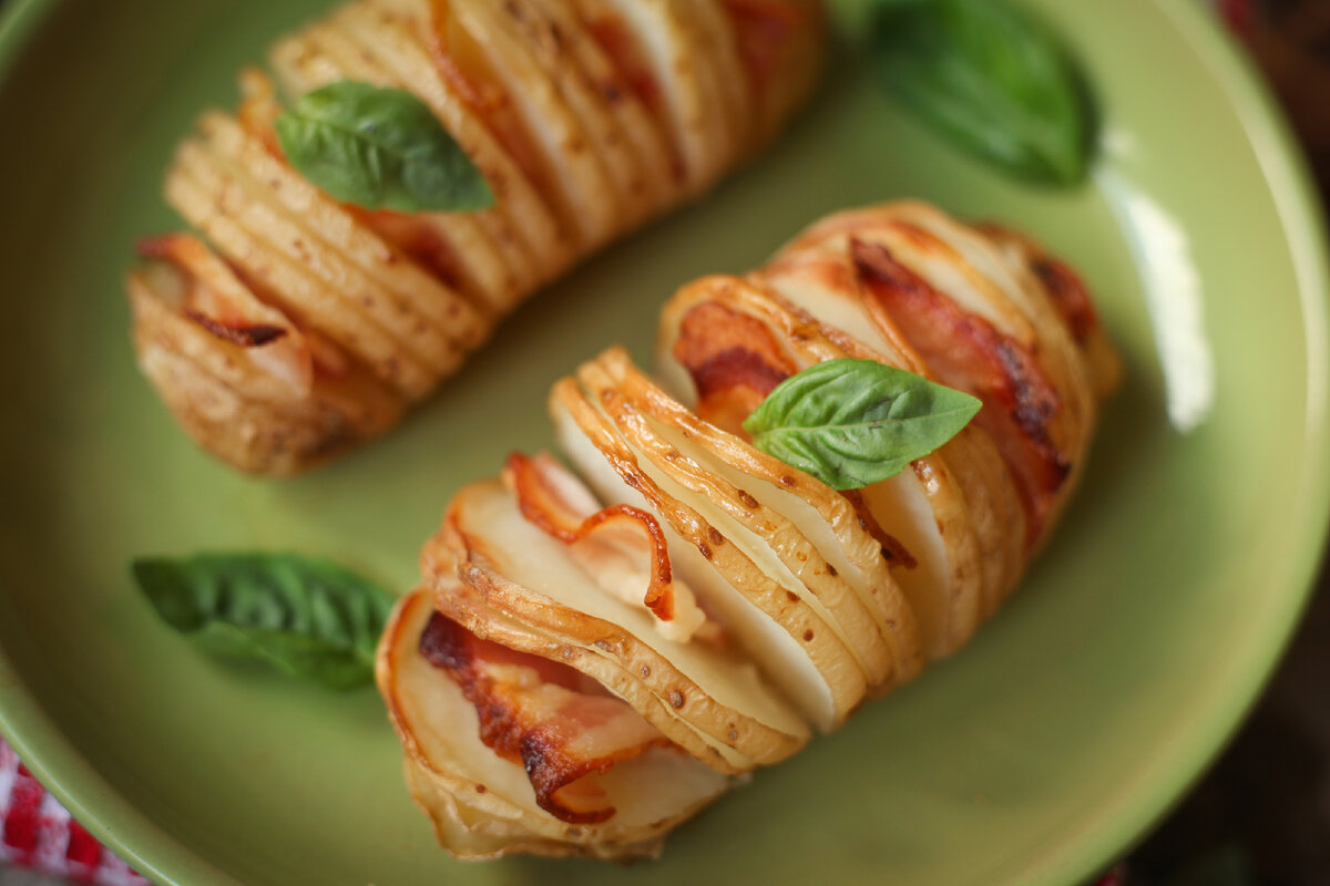 Картошка-гармошка, запеченная с беконом и ароматными травами — �рецепт с фото