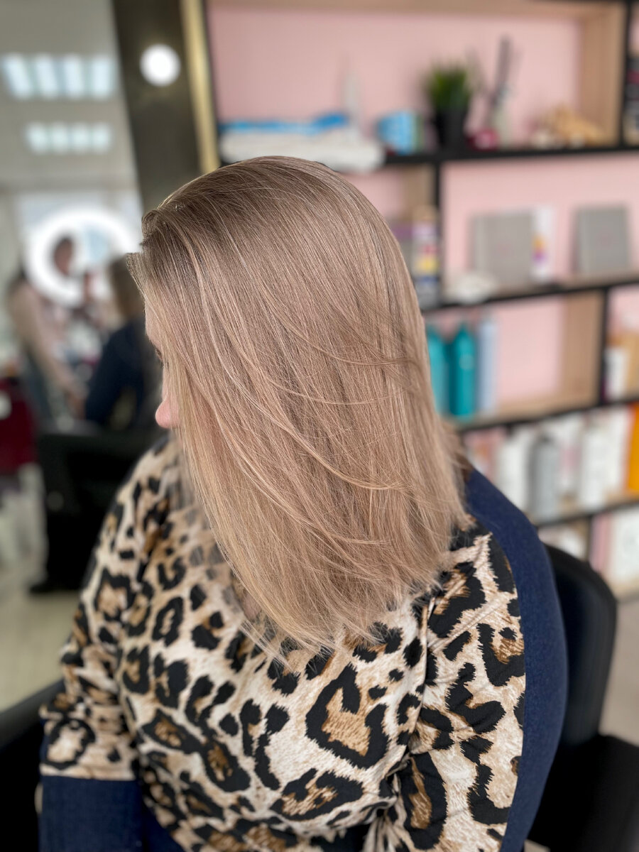 Можно рассмотреть как красиво вписывается техника #airtouch в натуральный русый цвет волос. На темных волосах контраст между темным и светлым будет сильно заметен. 