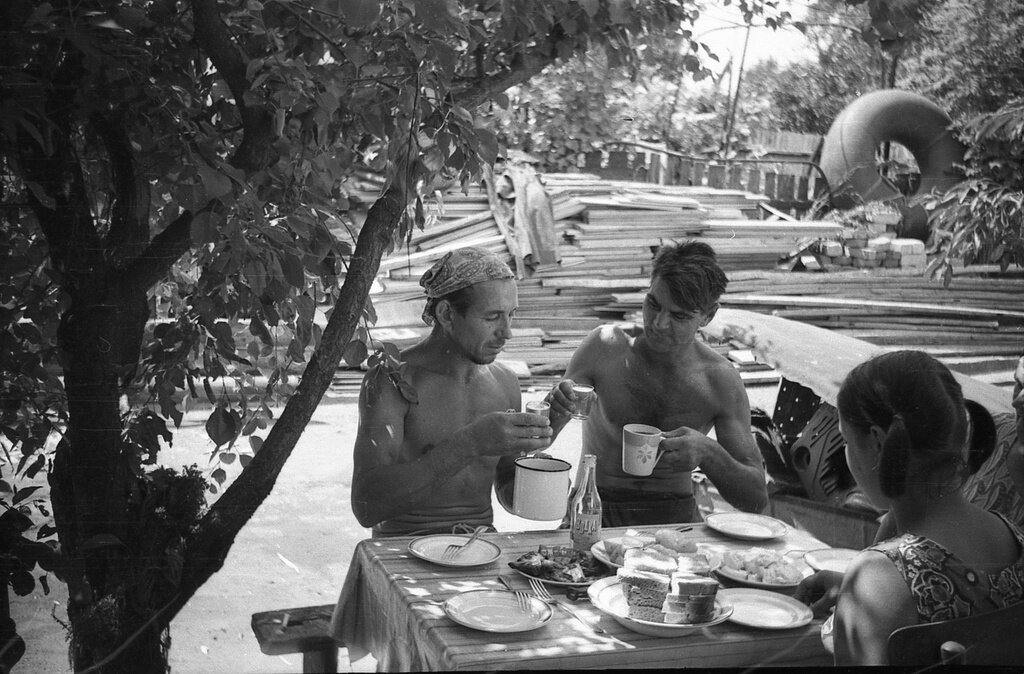 Обед. Сергей Кочеров, август 1972 года, из архива Андрея Яночкина.