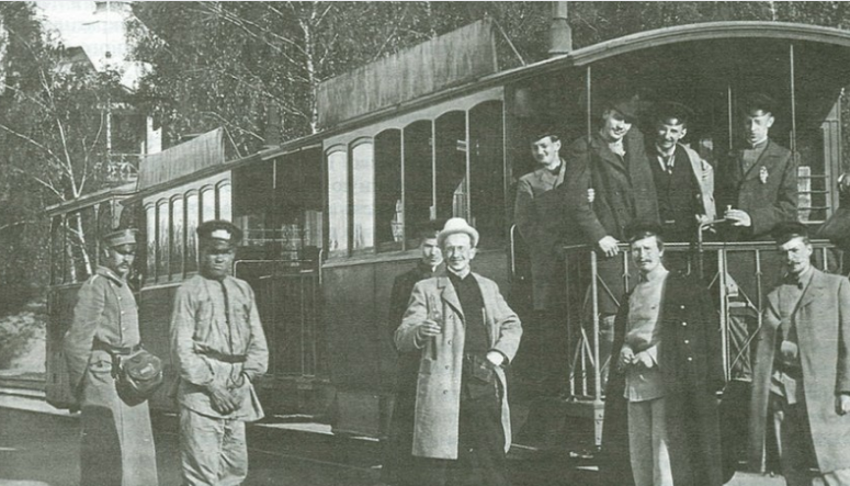 Да вот же он!..  Котелок на месте, огонек в глаза присутствует. цвета глаз, правда. не разобрать)))