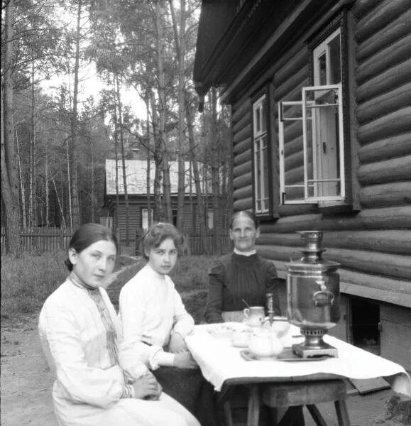 Варвара с дочкой на даче. Чаепитие Александр Гринберг, 1904 год, Московская губ.