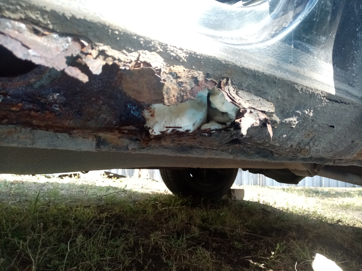 Левый порог, видно монтажную пену. 