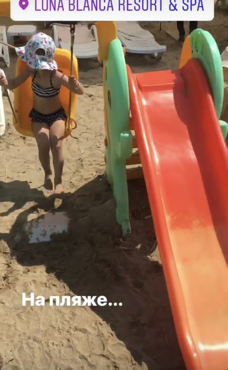 Бесплатная горка и качель, но всегда очередь 