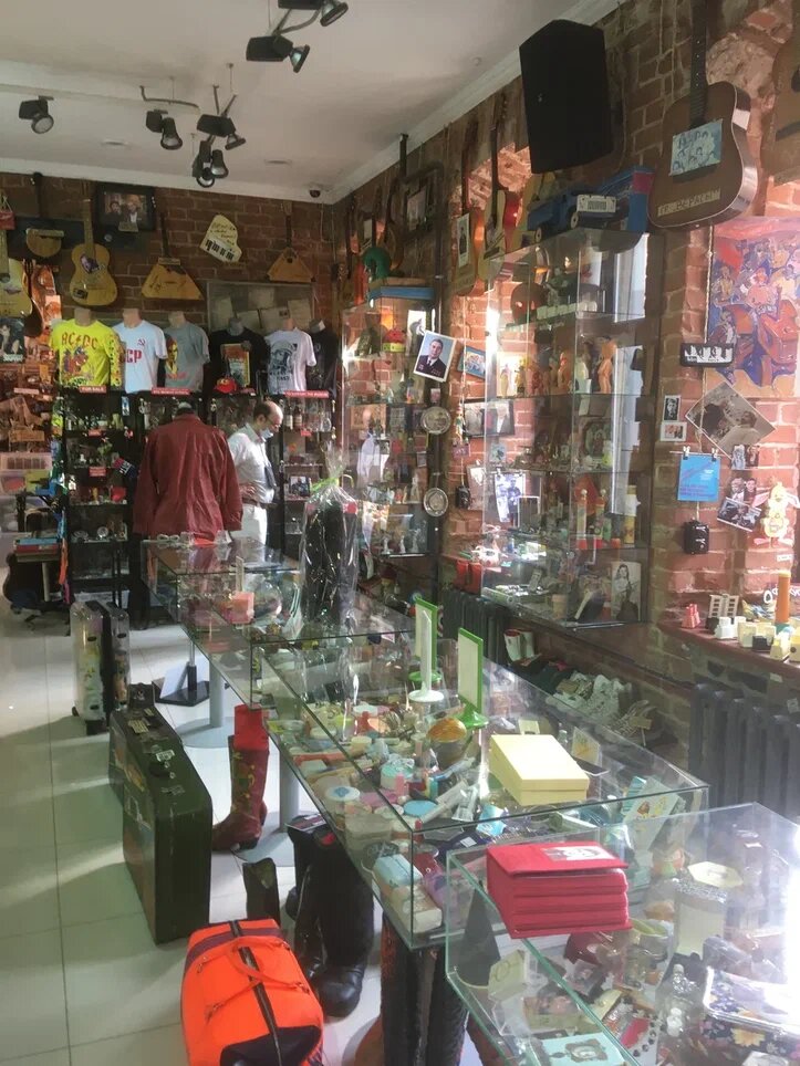 Витрины, витрины, никакой логики размещения экспонатов я не уловила.