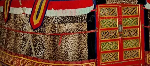 Юрта Богдо-гэгэна VIII. Источник; https://thumbs.dreamstime.com/b/exhibit-imperial-palace-ulaanbaatar-mongolia-june-exhibits-last-emperor-bogdo-gegen-viii-marching-golden-yurt-216428881.jpg