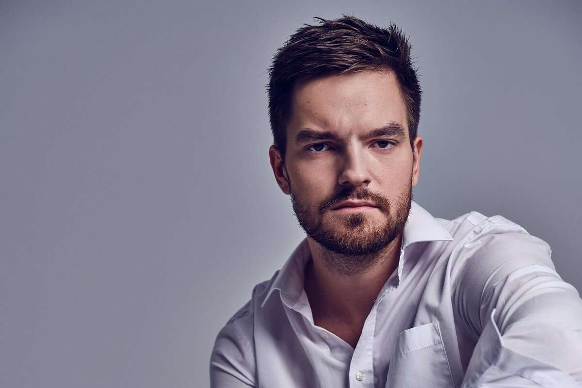     Не смотрел турецкий сериал "Постучись в мою дверь", стал отцом в 25 лет. Что ещё известно об актёре Никите Волкове?