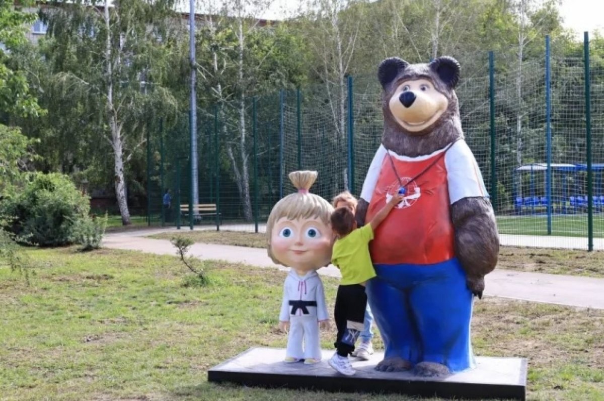    В бийском парке установили фигуры Чебурашки и Маши с Медведем