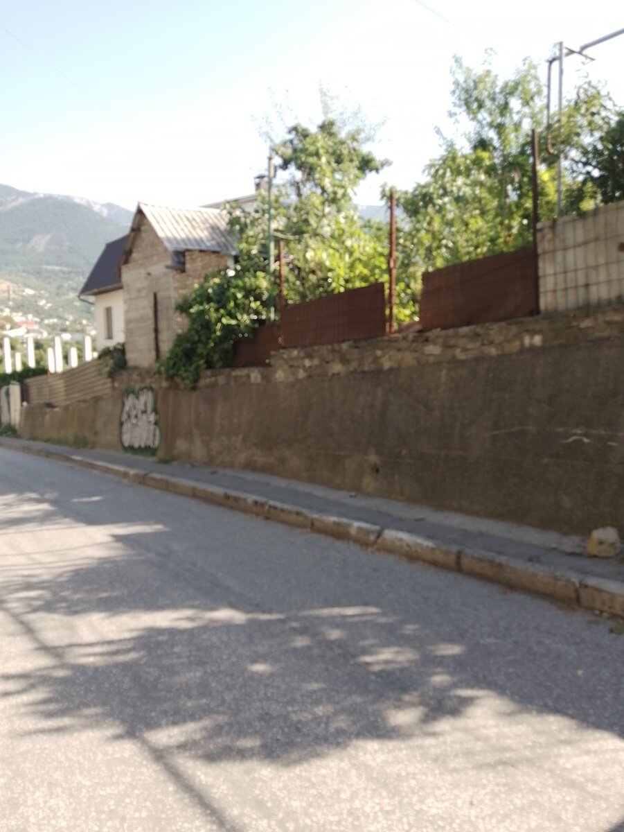  Граффити на подпорке как раз под гостевым домиком.