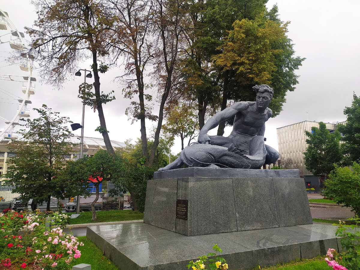 Скульптура на набережной /фото автора