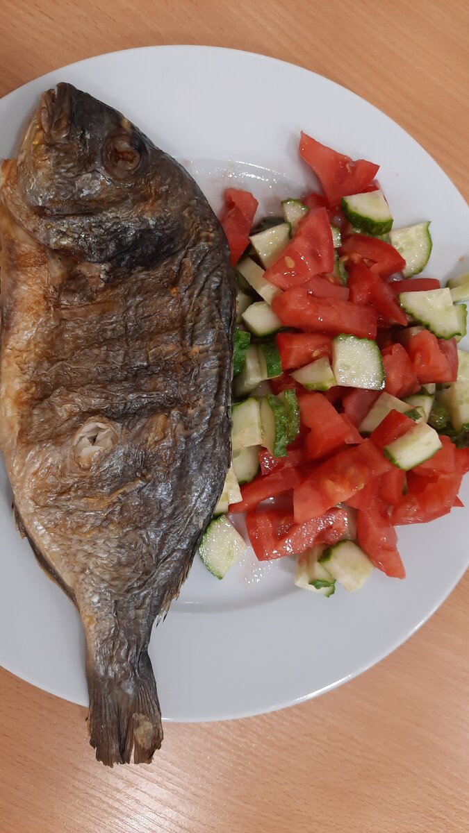 Обед  :  дорадо с овощным салатом