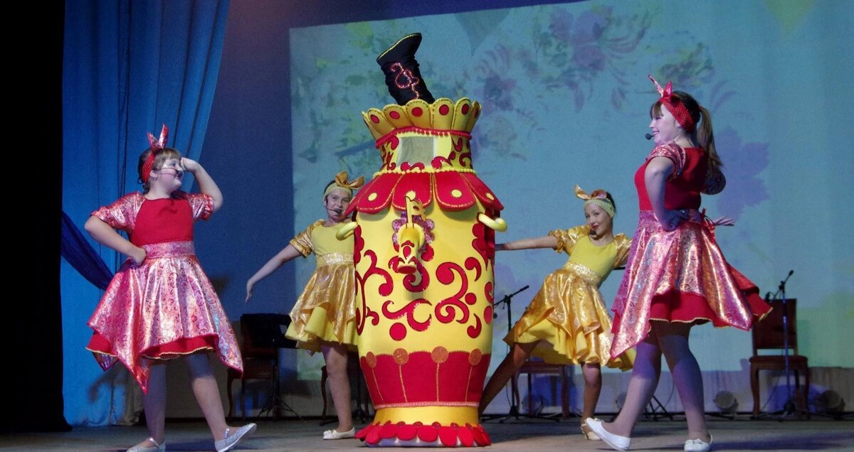 Мой самовар выплясывает на сцене)