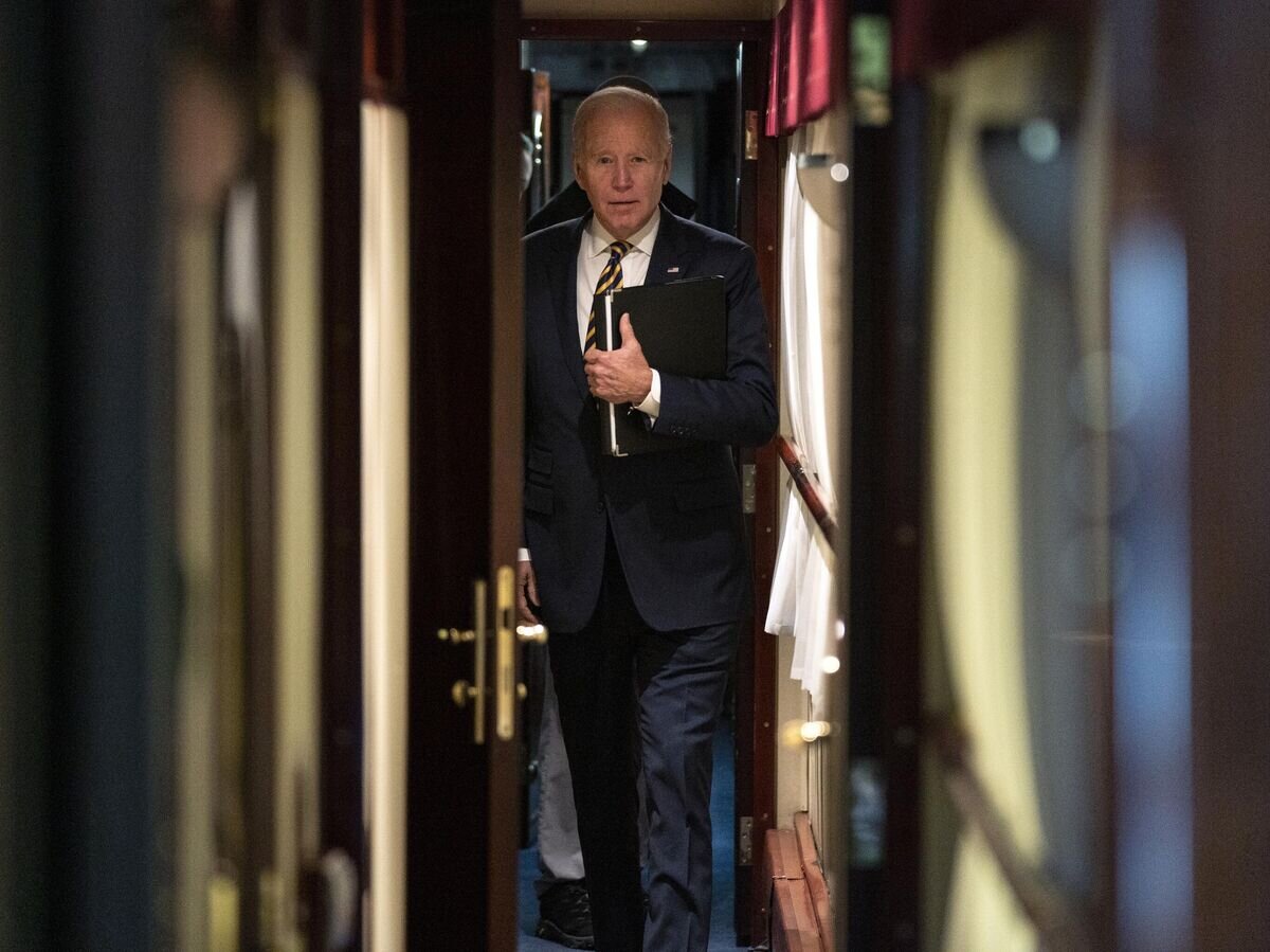    Президент США Джо Байден в поезде по пути из Киеве© AP Photo / Evan Vucci