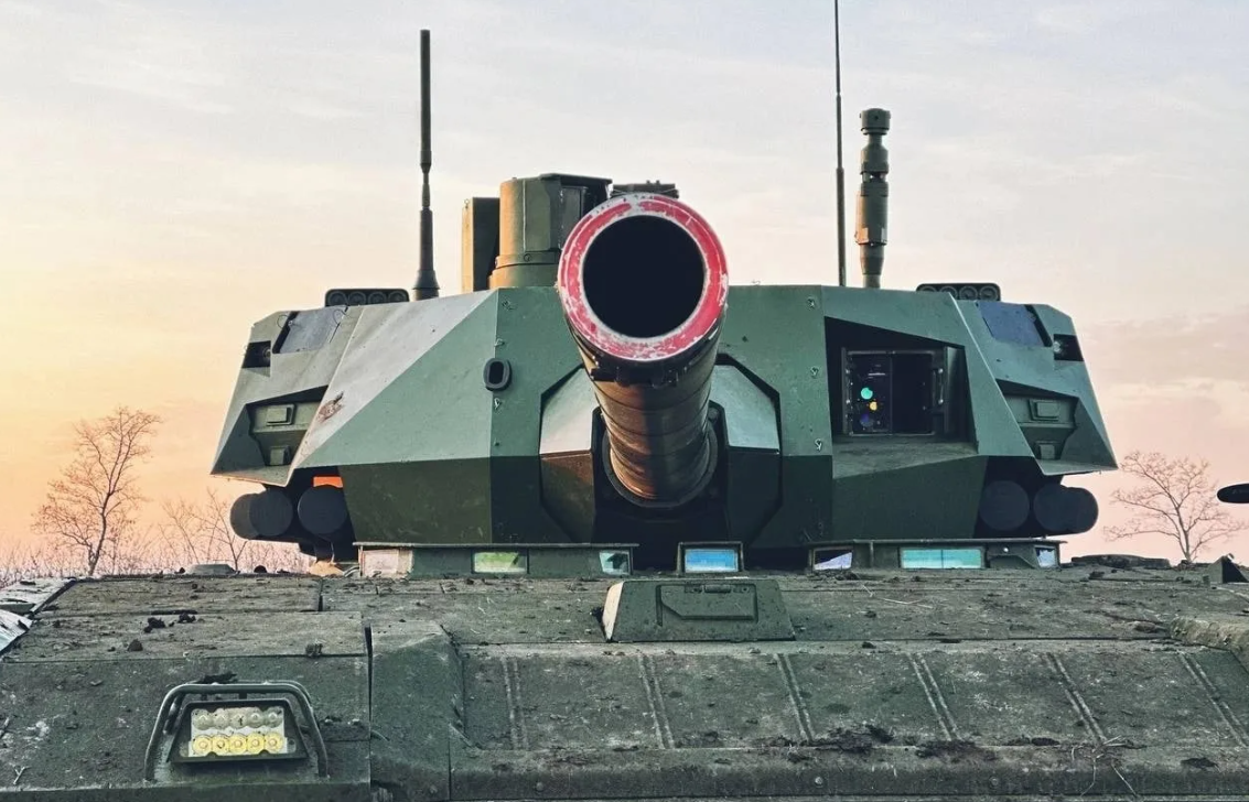 Т-14 "Армата" без глянца. Разработчики всё ещё надеются установить на неё 152-мм орудие. Фото МО РФ.