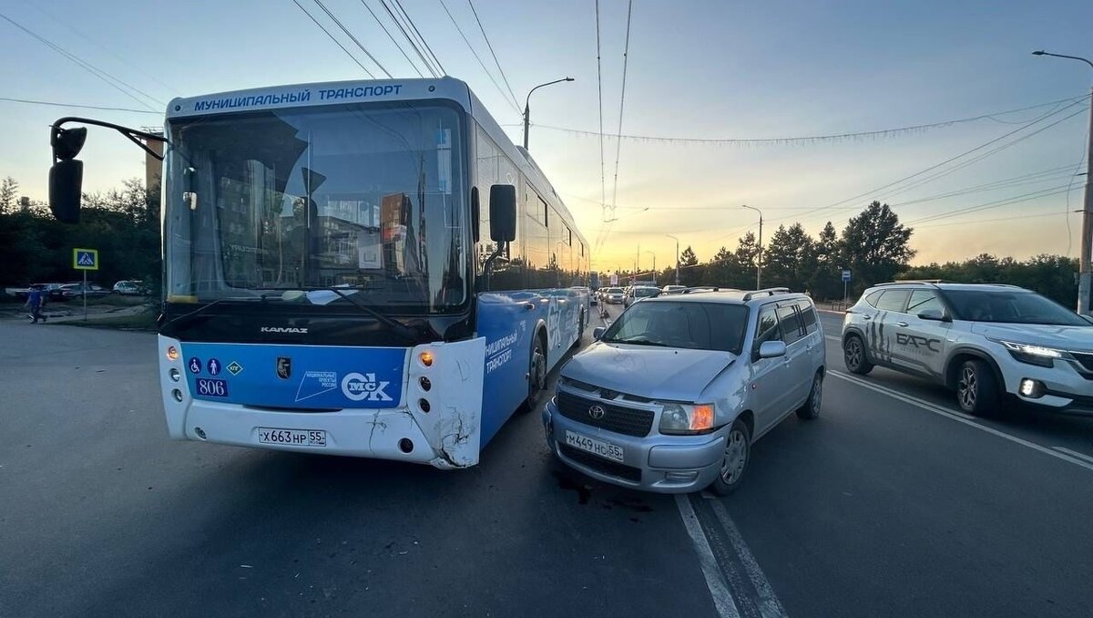 В Омске иномарка врезалась в автобус с пассажирами в час пик | gorod55.ru |  Дзен