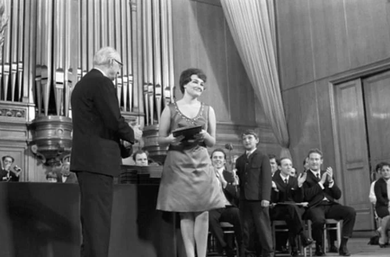 Фото: classicalmusicnews.ru. 1970 год. Синявской вручают первую премию на Международном конкурсе им. П. Чайковского