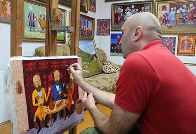 Художник в процессе работы