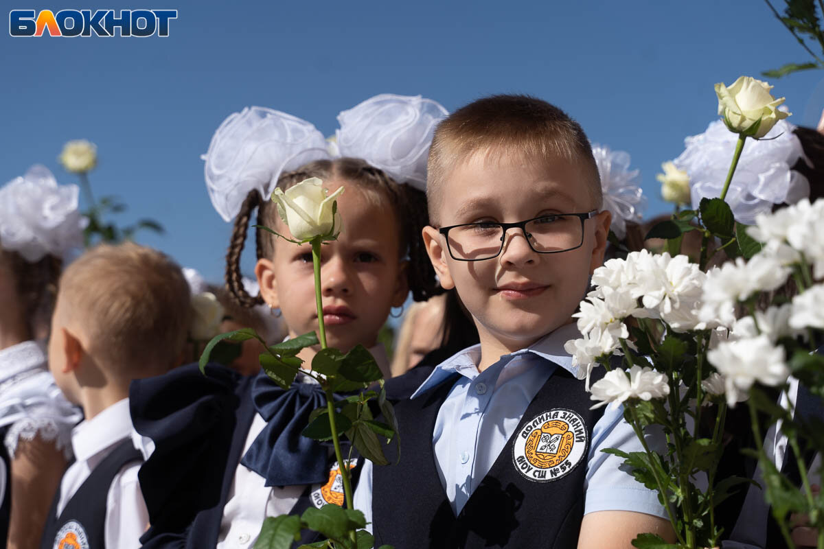 Какого числа линейка в 2024 году школе. Школьная линейка последний звонок. Таланты детей на школьной линейке. Последний взгляд в школе на линейке.