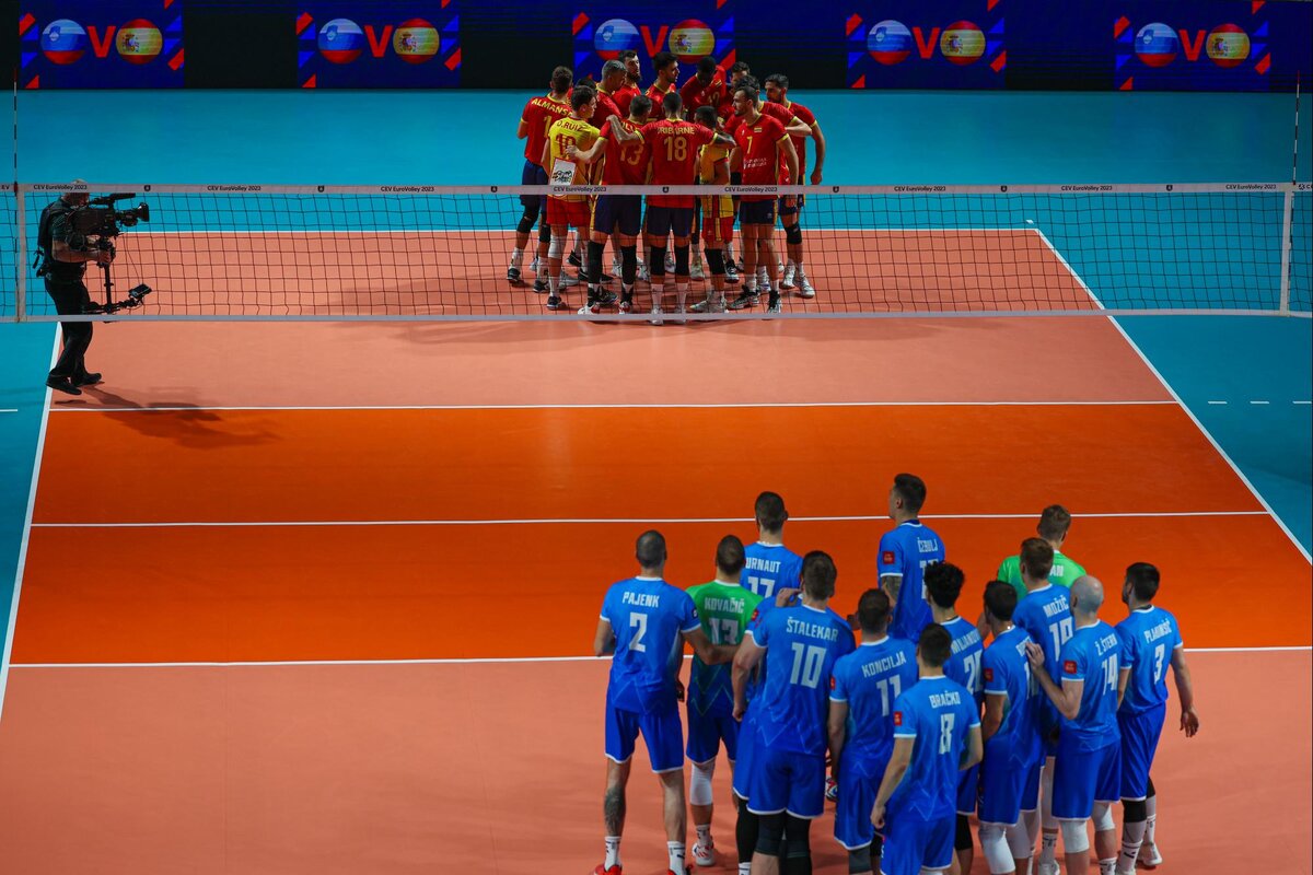 Выход команд на площадку