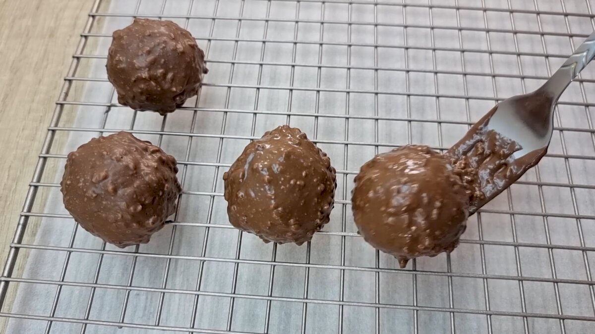 Довольно часто готовлю обалденные домашние сладости! Полезная вкуснота из сухофруктов и орехов. Хотя в них и много  калорий, но по одной, думаю, можно.-10