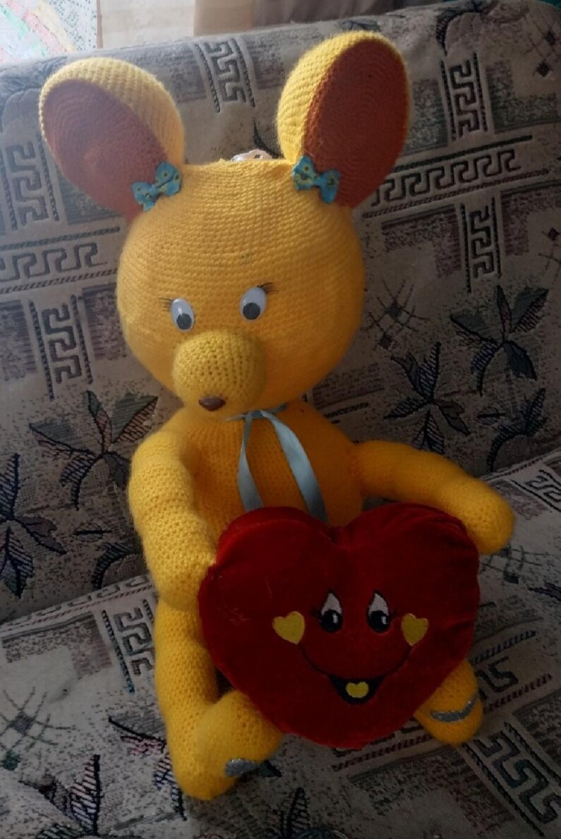  Два больших шара. Капсулы от Киндер сюрпризов.  Два полушарика. Пряжа оранжевая и жёлтая пихорка.  Глазки ,носик реснички. Бантики , ленточка. Сердечки.  Большое сердце.