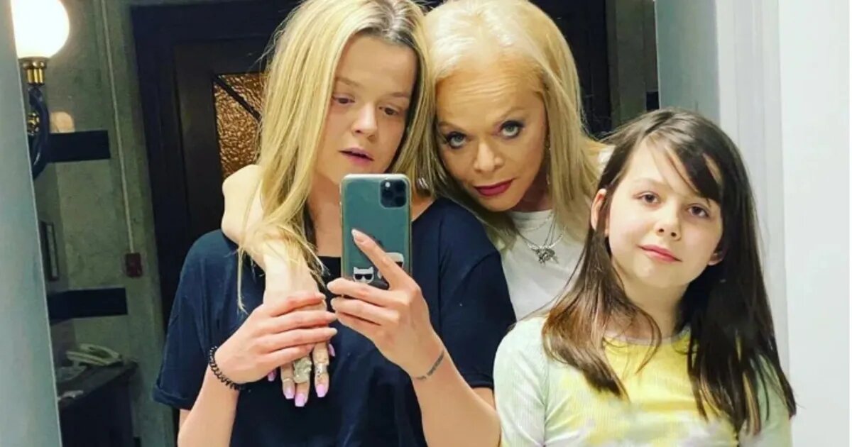 Лариса Долина с дочерью и внучкой, соцсети