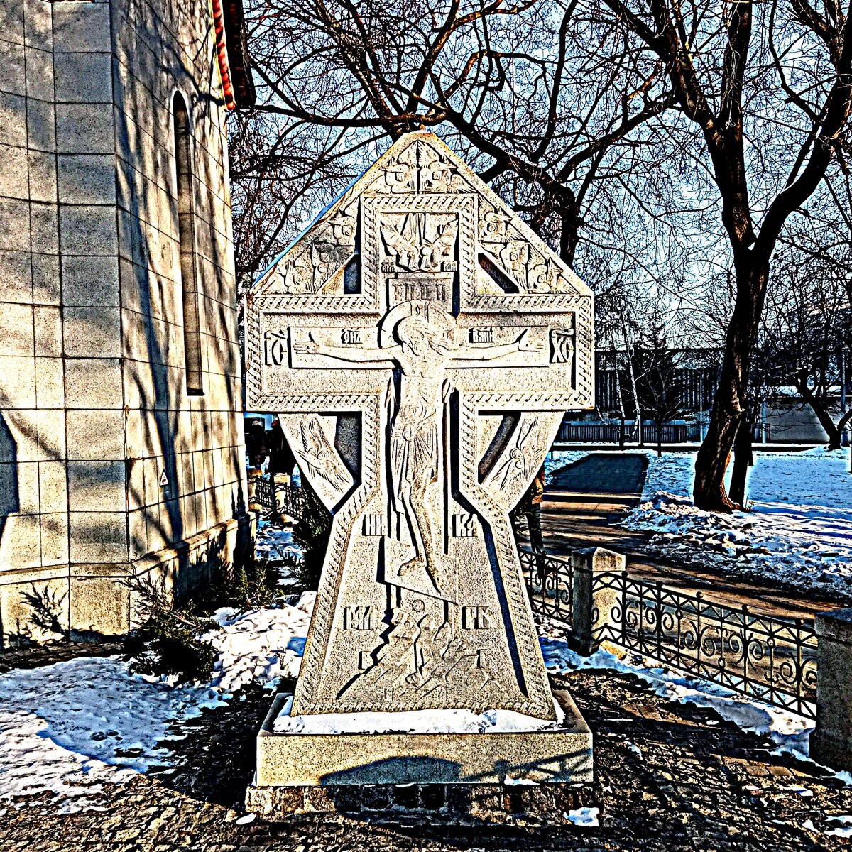Крест рядом с  часовней святого князя Даниила