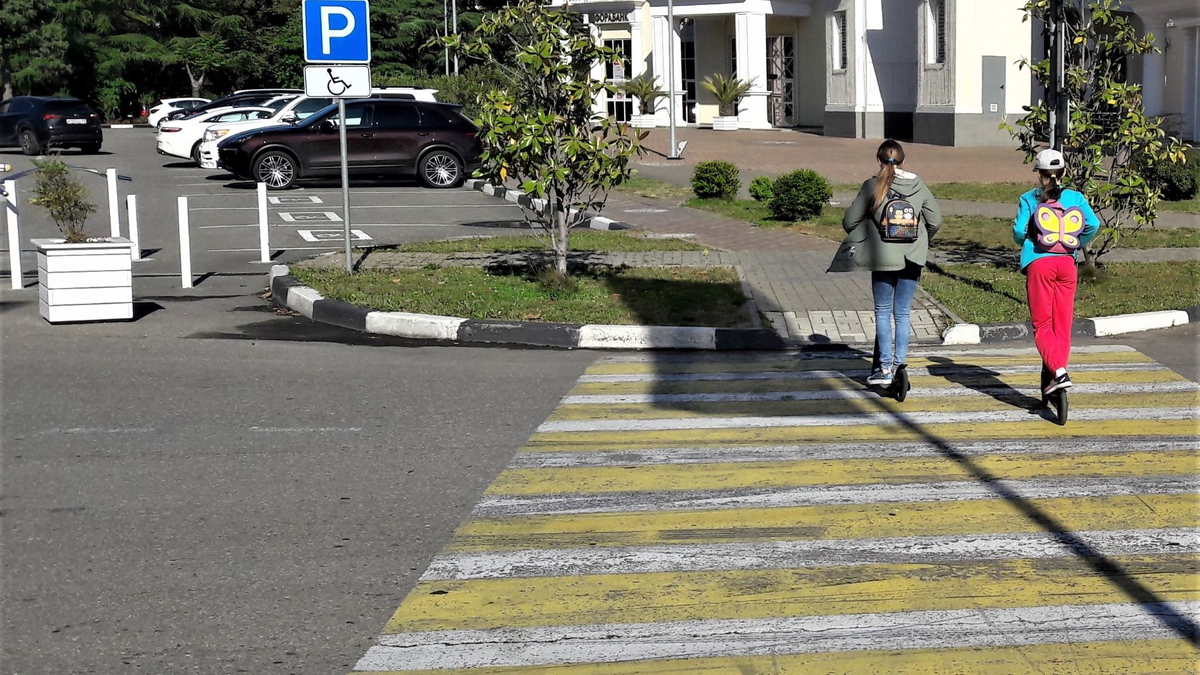 Стандартные нарушения - проезд на самокатах по пешеходному переходу.