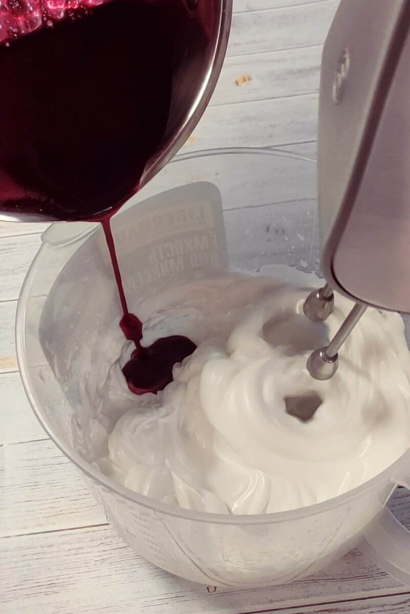 Добавляем сироп в белковую массу