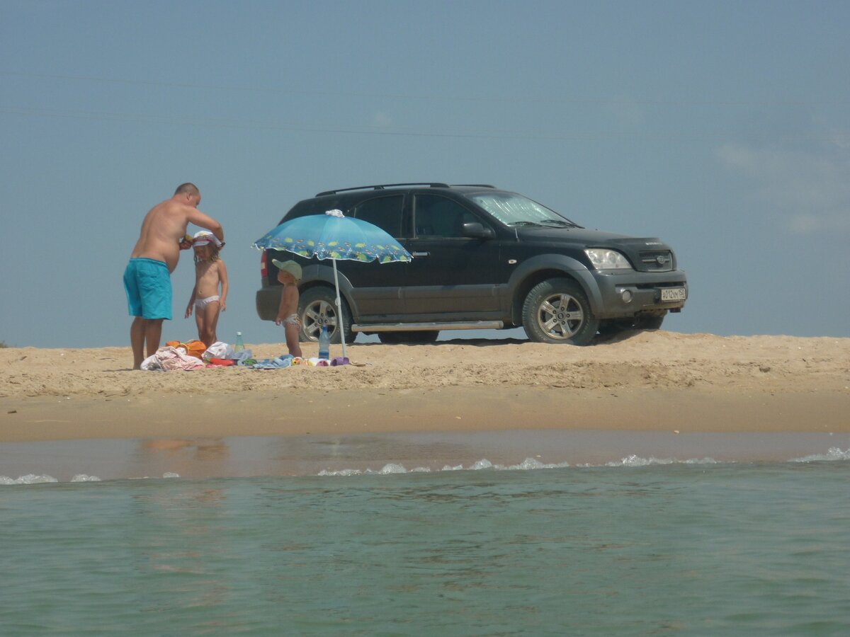 Фотография сделана давно, до принятия всяких законов. Проезд был официально разрешён: оплачиваешь экологический сбор и проезжаешь. Мы ничего не нарушаем. Бугазская коса. 