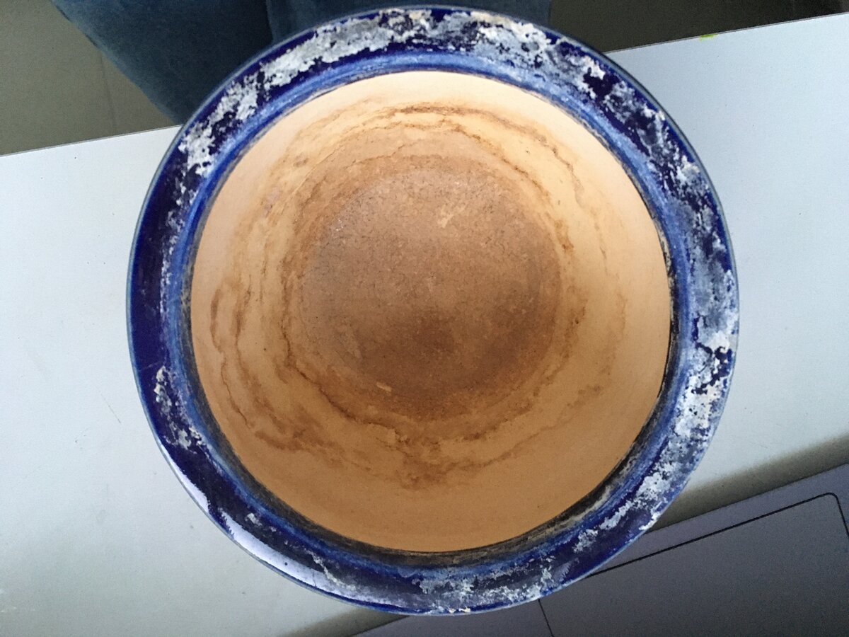 Красивым это кашпо никогда не было, да ещё и пострадало от времени