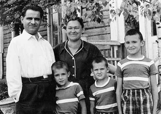 Михаил Петрович Чумаков (1909-1993) — академик АМН, основатель и первый директор Института по изучению полиомиелита. Его супруга Марина Константиновна Ворошилова (1922-1986) — вирусолог, член-корреспондент АМН. Их дети — Пётр, Константин, Илья. Фото из семейного архива.
