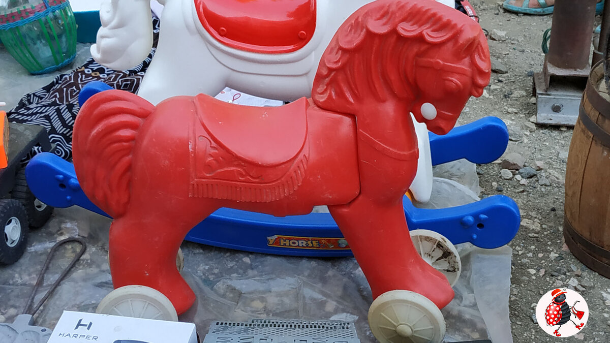 Красная лошадка (правда без поводьев), у которой передние колеса, копыта и голова поворачивались в нужную сторону! Фото автора из личного архива