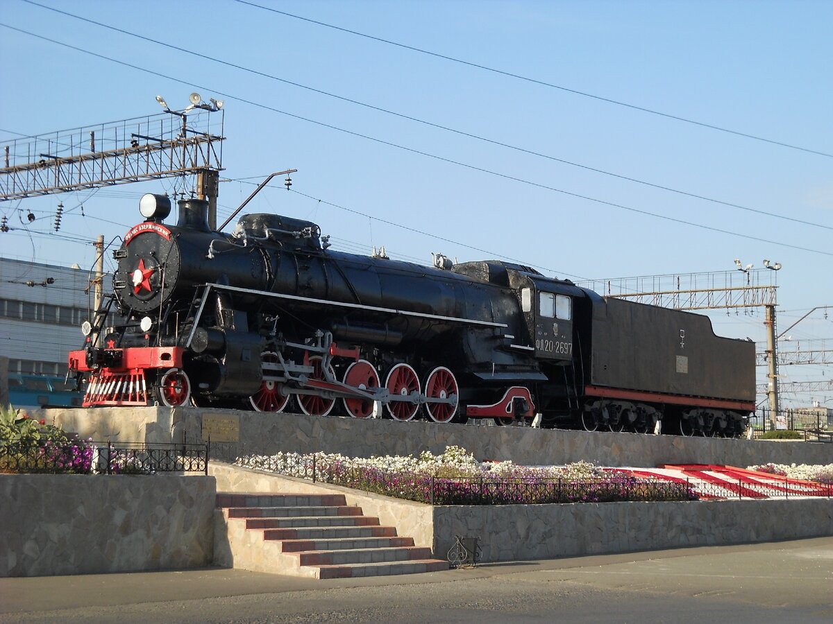 памятник паравозу.