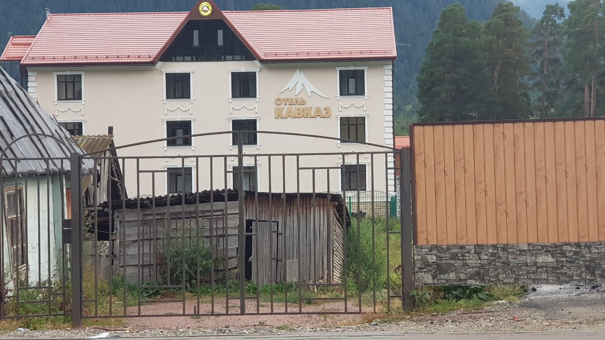 С дороги наш отель. На контрасте смотрится дворцом😉