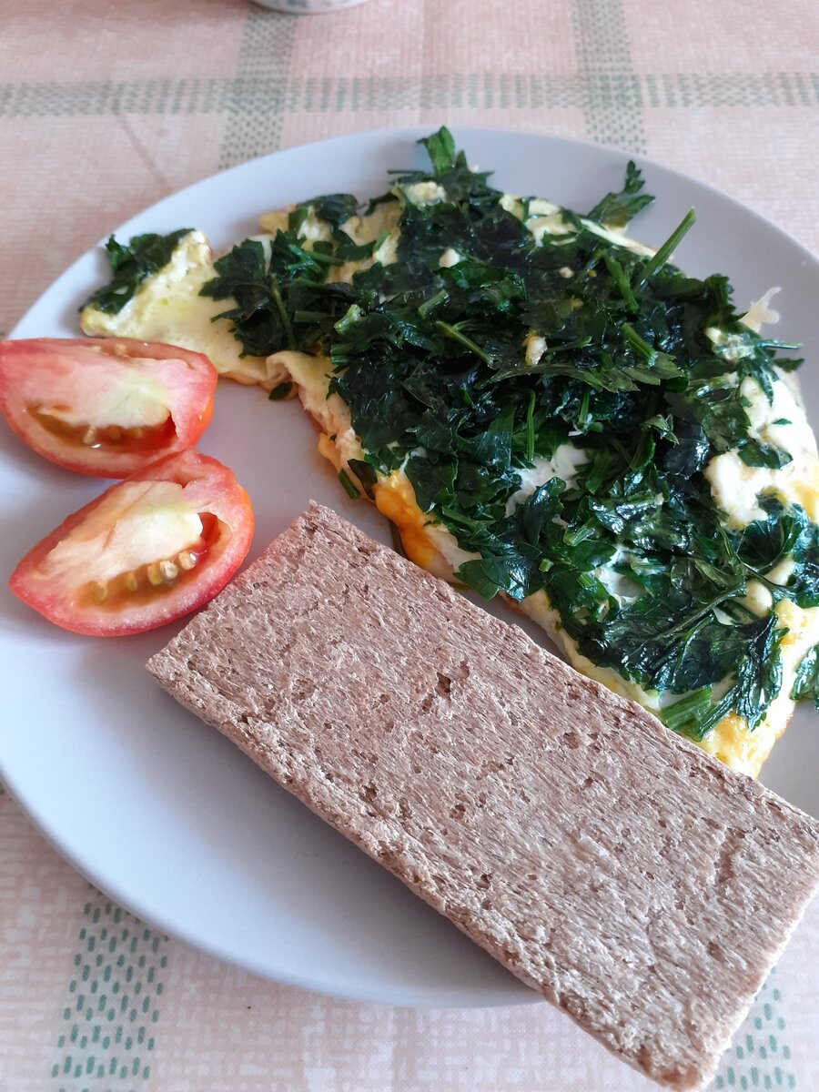 Яичница из двух яиц с петрушкой, свежим помидором и гречневым хлебцем