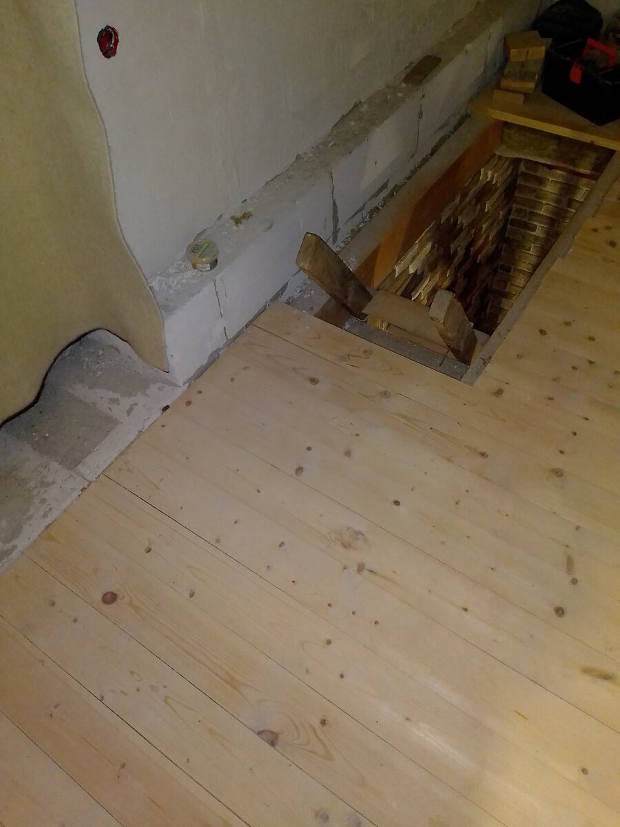 Необходимо будет расширить проем для лестницы между первым и вторым этажом, а для этого срезать часть балки и доски между этажами.